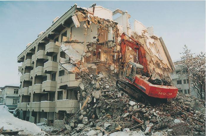 <p>Depremde büyük yıkımın yaşanan Mehmet Akif Ersoy Caddesi</p>
