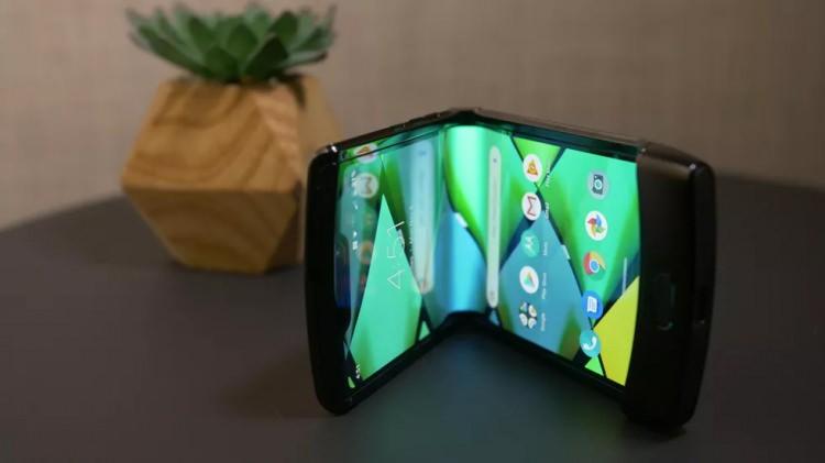 <p>Motorola'nın yeni katlanabilir ekranlı telefonu Razr'ın fiyatı ise yaklaşık 8.600 TL + vergiler) civarında oalcak.</p>

