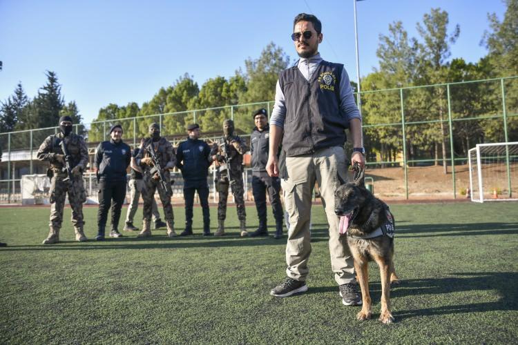 <p>- "Belki yüzlerce kişinin hayatını kurtardı"</p>
<p>"Timsah" ile birçok anısının olduğunu dile getiren Çelik, aklında en çok kalanını ise şöyle anlattı:</p>
<p> </p>
