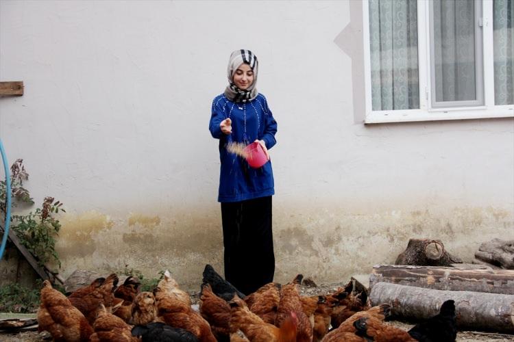 <p>Bursa'nın İnegöl ilçesinde yaşayan 21 yaşındaki kadın girişimci, aldığı "genç girişimci kredisi"yle doğal gıda ürünleri imal ederek köydeki diğer kadınlara da örnek oldu.</p>
