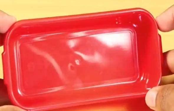 <p>Küçük bir plastik veya teneke kutulu buluyoruz.</p>