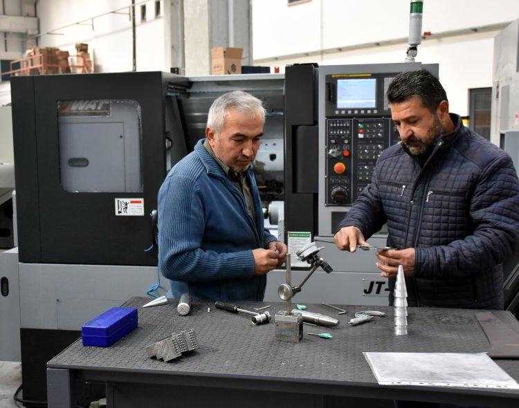<p>Duman, ikinci fabrikalarının 13 bin metrekare arsa üzerine kurulacağını ve 7 bin metrekare kapalı alanı bulunacağını belirterek, "Kısa vadede 300 kişinin istihdam edileceği bir üretim tesisi yapmayı hedefledik. Şu anda 61 personelle üretim faaliyetine de devam ediyoruz." dedi. </p>
