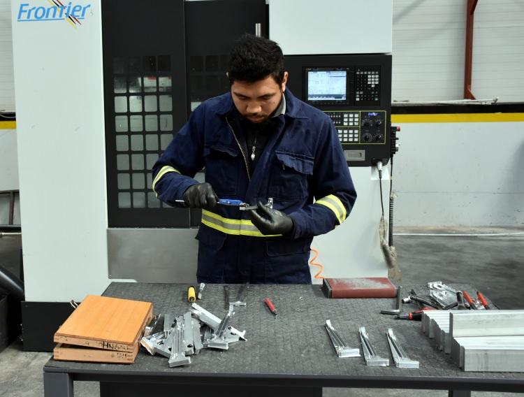 <p>"MPT-76 ve MPT-55 silahlarının al&uuml;minyum par&ccedil;aları, keskin nişancı t&uuml;feği JMK Bora-12'nin&nbsp;al&uuml;minyum ve dış aksam par&ccedil;alarını &uuml;retiyoruz.&nbsp;</p>
