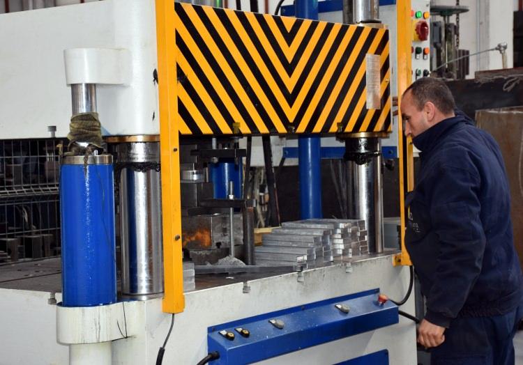 <p>Şimdi ikinci üretim tesisinin yatırım kararını almış bulunmaktayız. Sinerji Silah ve Mühimmat AŞ olarak Makine Kimya Endüstrisi Kurumu (MKEK) alt tedarikçisi unvanıyla çalışan bir firmayız." </p>
