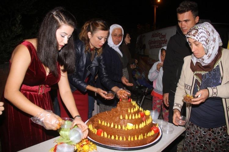 <p>Fethiye'de çiğ köfte dükkanı bulunan Sedat Göbüt ile Pınar Göbüt  için Çaykenarı Mahallesi'nde düğün töreni yapıldı.</p>
