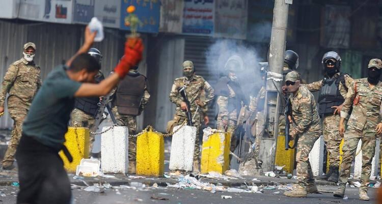 <p>Reuters kameramanı, güvenlik güçlerinin Tahrir Meydanı'nda toplanan yüzlerce protestoya yine gerçek mermilerle ateş ettiğini aktarıyor. Göstericilere karşı ayrıca biber gazı da kullanıldı.</p>

<p> </p>
