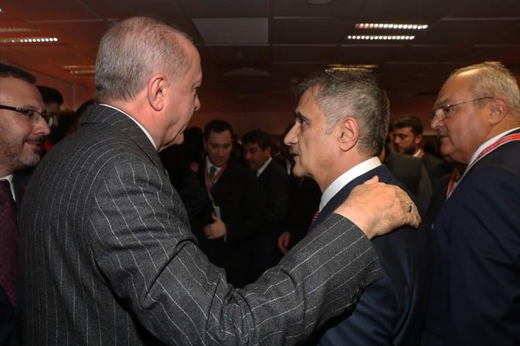 <p>Maçın ardından Milli Takım soyunma odasına inen Erdoğan, Şenol Güneş ve futbolcuları tek tek tebrik etti.</p>
