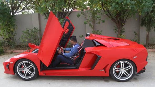 <p>Benzerlerini yaptıkları arabaların motor, vites, tekerlek gibi bazı önemli parçalar hariç birtakım yedek parçayı kendi imkanlarıyla üretiyorlar.</p>
<p> </p>