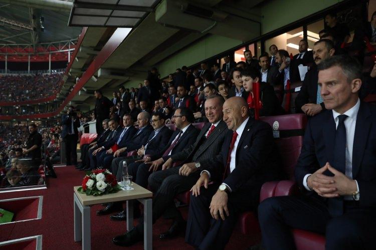 <p>Cumhurbaşkanı Erdoğan da maçı TFF Başkanı Nihat Özdemir ve Gençlik ve Spor Bakanı Mehmet Muharrem Kasapoğlu ile birlikte takip etti.</p>
