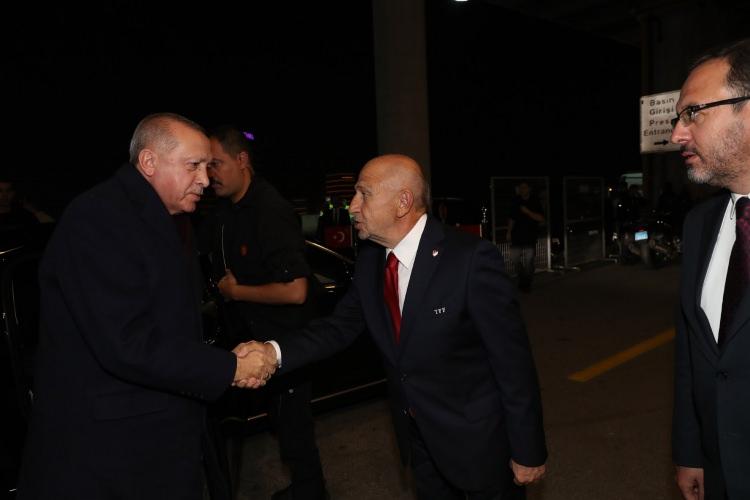 <p>Cumhurbaşkanı Erdoğan'ı stada girişinde Nihat Özdemir, Mehmet Kasapoğlu ve Galatasaray Başkanı Mustafa Cengiz karşıladı.</p>

