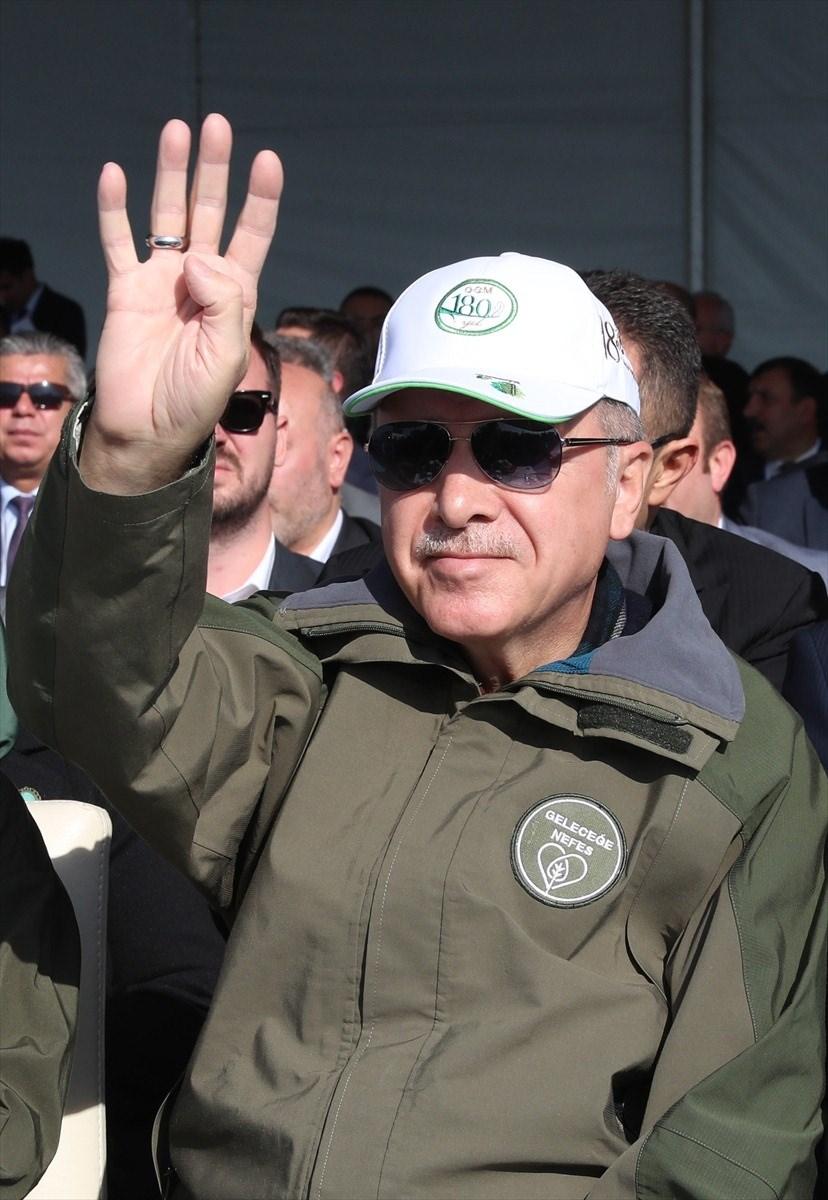 <p>Türkiye Cumhurbaşkanı Recep Tayyip Erdoğan, 81 ilde eş zamanlı gerçekleştirilen "11 Milyon Ağaç; Bugün Fidan, Yarın Nefes" kampanyası kapsamında Ankara’nın Yenimahalle ilçesindeki Batıkent Çakırlar mevkisinde düzenlenen programa katıldı.</p>

<p> </p>
