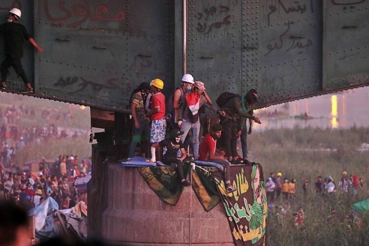 <p>Irak Parlamentosu'nda en güçlü grup da, 54 sandalyeyle es-Sadr'ın başında olduğu Sairun İttifakı. 2016'da es-Sadr, yine kendi desteğiyle başbakan seçilen Haydar Abadi'ye karşı protestoları organize etmiş, destekçileri Irak Parlamentosu'nu kuşatmıştı.</p>
<p> </p>