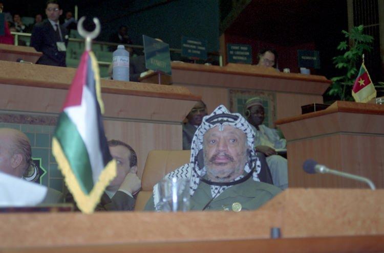<p> 8 Aralık 1991'de Filistin Devlet Başkanı Yaser Arafat, 6.İslam Konferansı Örgütü, zirvesinde. </p>
