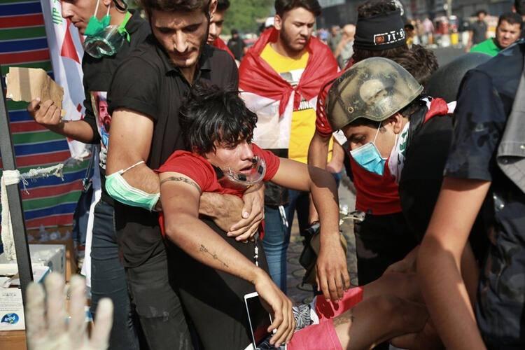 <p>Perşembe günü Bağdat sokaklarında gerçekleşen çatışmalarda 50'den fazla protestocu da yaralandı, birçok yaralı ambulans olmadan hastanelere taşındı.</p>

<p> </p>

