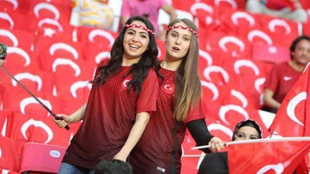 <p>Yüzde 3’lük kesim “diğer takım”ı seçerken katılımcıların yüzde 35’i takım tutmadığını belirtti. Yüzde 6’lık kısım ise bu soruya cevap vermedi.</p>
<p> </p>