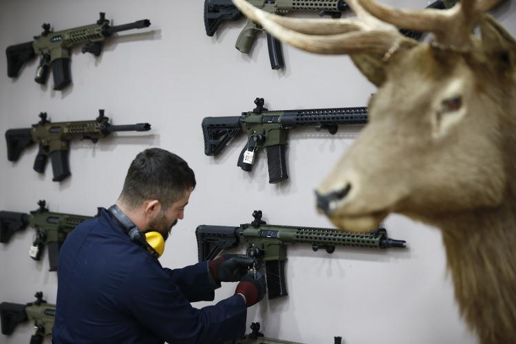 <p><strong>Yerli malı patentli pompalı tüfek üretti</strong></p>

<p>Güzeldere, fabrikada 6 çeşit silah ürettiklerini, aynı zamanda Türkiye'de tescil edilmiş yerli malı patentli pompalı yivsiz tüfek UTS-15'i imal ettiklerini belirtti. </p>
