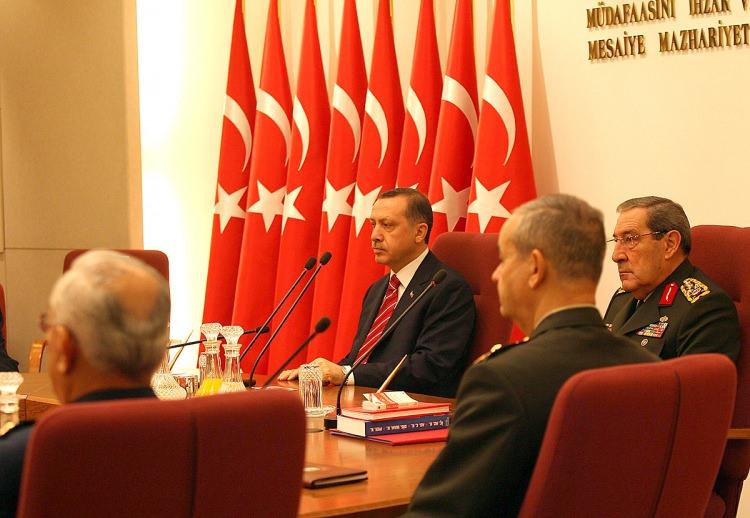 <p>Yüksek Askeri Şura toplantısı Başbakan Recep Tayyip Erdoğan ve Genelkurmay Başkanı Orgeneral Yaşar Büyükanıt'ın katılımı ile Genelkurmay Karargahı'nda başladı.</p>

<p>29 Kasım 2007</p>
