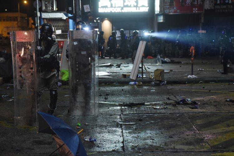 <p>Güvenlik güçleri ile göstericiler arasındaki çatışmalar, üniversite yakınındaki Kowloon bölgesinde de devam ediyor.</p>
