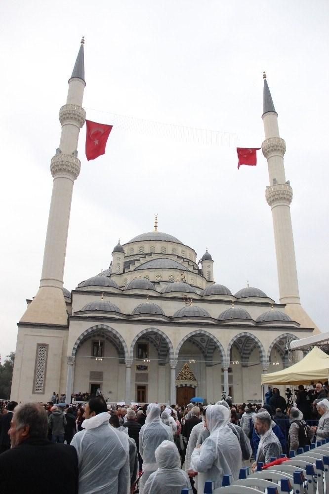 <p>Kubbe yüksekliğinin 28 metre, minare yüksekliğinin 50 metre olan cami, Sultan Ahmet Camii’ndeki merkezi plan şeması esas alınarak oluşturuldu, caminin içinde ve dışında sadelik esas alındı. </p>
