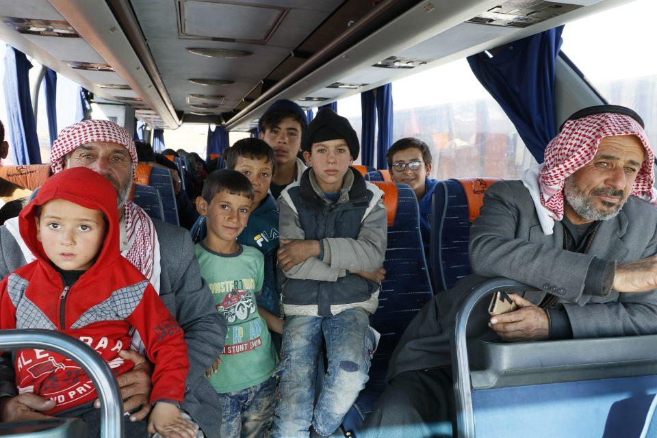 <p>Selva el Matar da 4 kişilik ailesiyle evlerine döndükleri için çok sevinçli olduğunu anlatarak, "4 yıldır memleketten uzağız. Topraklarımız YPG/PKK'dan temizlendikten sonra ilk kez bugün evimize dönüyoruz. Bize yardımcı olan herkesten Allah razı olsun. Akrabalarımızı göreceğimiz için çok mutluyuz." diye konuştu.</p>
<p> </p>