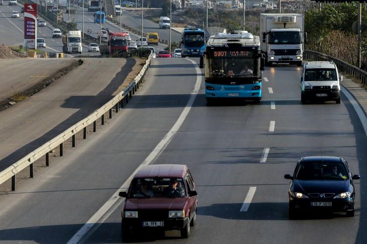 <p>Bu arada Erim, 500T'nin uzun dönem varlığını sürdüreceğine inandığına işaret ederken, sabah ve akşam trafiğinde zorluk yaşadıklarını, bu sebeple bağlantı noktalarındaki emniyet şeridinin belirli saatlerde kendilerine serbest bırakılmasını talep ettiklerini söyledi. Erim, "Bu durum otobüs şoförüne değil, vatandaşa hizmet olur." dedi.</p>

<p>Öz-Tuzla-Topkapı Otobüsçüler Derneği Başkanı Mehmet Tekin, dernek olarak tüm otobüslerin takip altında olduğunu, temizlikten bakımına kadar denetlendiğini dile getirdi.</p>
