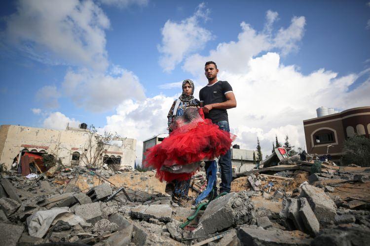 <p>Gazze'de birkaç gün önce önce dünya evine giren genç çiftin yıllarca emek vererek kurdukları evleri, İsrail'in saldırısıyla yerle bir oldu.</p>
