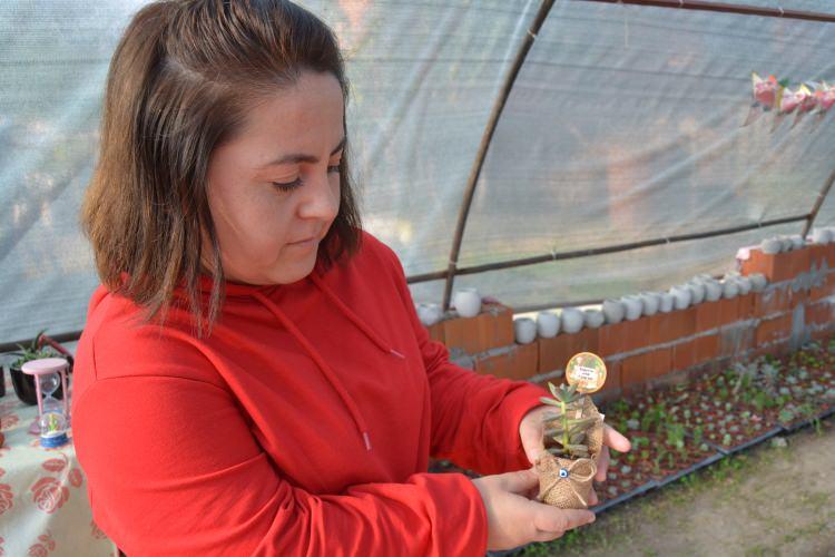 <p>- Öğretmenler Günü öncesi toplu sipariş  </p>

<p>AA muhabirine açıklama yapan Özel, kaktüs yetiştirmeye başladığı yıllarda böyle bir girişimde bulunacağının aklına gelmediğini, bu bitkiye talebin yoğun olduğunu gördüğünü, çevresinin cesaretlendirmesiyle bunu işi haline getirdiğini söyledi.</p>
