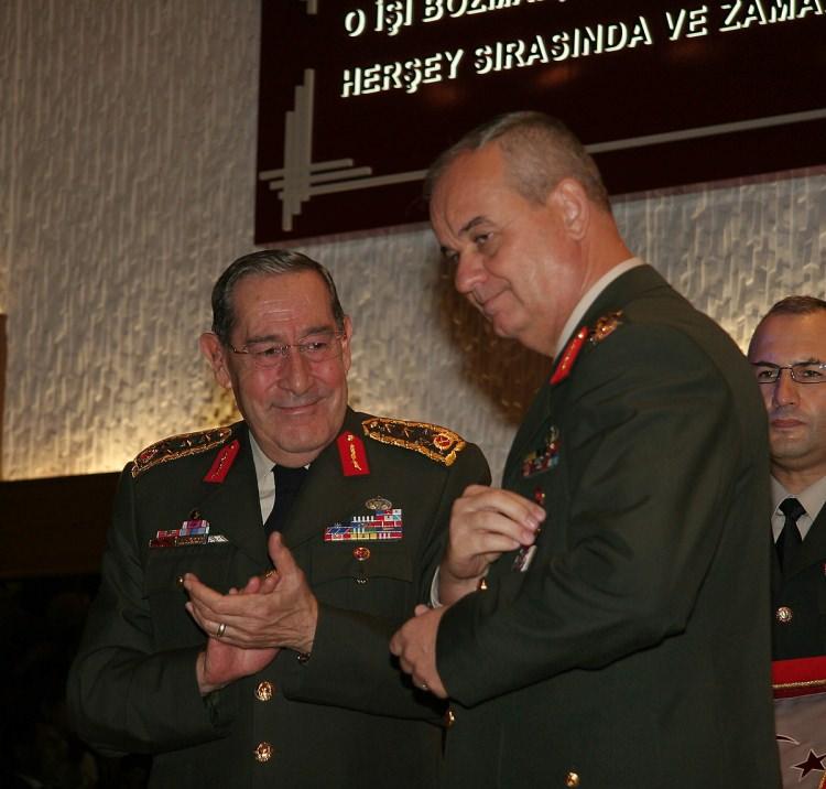 <p>Genelkurmay Başkanlığı'nda devir teslim töreni yapıldı. Törende, Genelkurmay Başkanı Orgeneral Yaşar Büyükanıt, görevini yeni başkan Orgeneral İlker Başbuğ'a devretti.</p>
<p>28 Ağustos 2008</p>