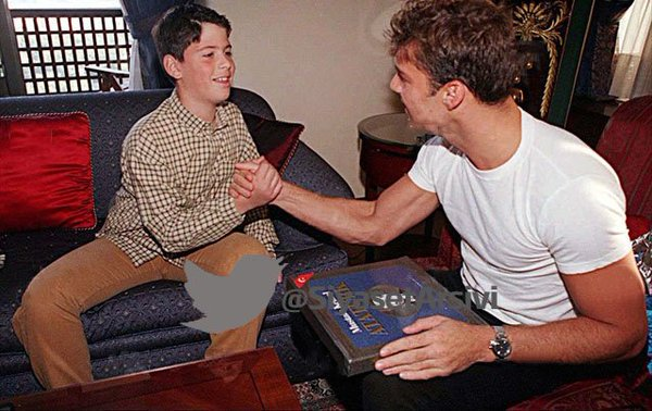 <p>Başbakan Mesut Yılmaz'ın oğlu Hasan Yılmaz; Ünlü Pop Sanatçısı Ricky Martin ile tanışması - 1998 (AA)</p>

<p> </p>
