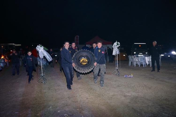 <p> Düzce'de düğünlerini tanıştıkları off-road pistinde yapan pilotlar Didem Belder ve Mehmet Albayrak'a arkadaşları tarafından takı yerine arazi lastiği hediye edildi.</p>
