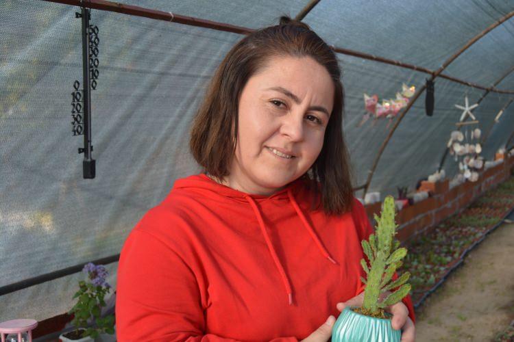 <p>"Halen seramdaki kaktüslerin tamamının müşterisi var. Özellikle Öğretmenler Günü öncesi toplu siparişler geldi. İnsanlar alışılagelmiş hediyelerin dışında sevdiklerine büyütebilecekleri, yaşayan hediyeler vermeyi tercih ediyor. Kaktüs ve sukulentler özellikle doğum günleri, yeni doğumlar ve düğünlerde hediyelik olarak tercih ediliyor. Bakımının kolay olması da tercihi etkiliyor. Yakın gelecekte seramı büyütmek istiyorum. Satışların çoğunu sosyal medya ve e-ticaret siteleri üzerinden yapıyorum. Kaktüs ve sukulentleri isme özel etiket ve kendi hazırladığım minik saksılarla gönderiyorum."</p>
<p> </p>