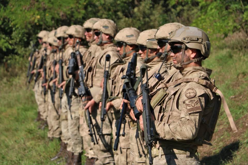 <p>İHA'ların yurt içi ve yurt dışı terör operasyonlarında nesnelerin arkasını görebilme, giriş çıkış güzergahlarında takip ve istihbarat toplamada kullanılabilmektedir. </p>
