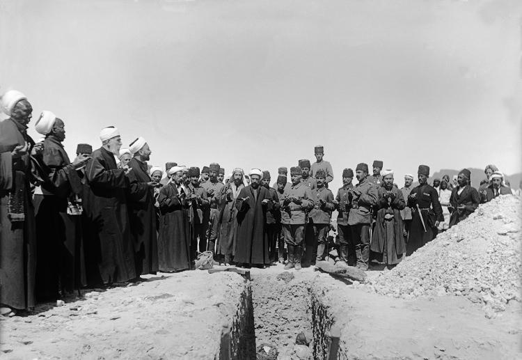 <div>Özcan, bu kahramanlık destanının yeni nesillere anlatılması gerektiğini vurgulayarak, "Bunun için konuyla ilgili sinema gibi çeşitli sanatsal çalışmalar yapılabilir. Zira o savunmada çok dramatik sahneler yaşandı. Kendisine İstanbul'dan teslim ol çağrısı gelmesine rağmen, askerlerine 'Ben Hz. Muhammed'in türbesini ve kutsal emanetleri düşmana teslim edemem.' dedi. Fahreddin Paşa, son dönem Osmanlı tarihinin en büyük kahramanlarından biri olarak mazide yerini aldı. O olmasaydı kutsal emanetlerinin Topkapı'da değil de belki İngiltere'de sergilendiğini görecektik. Dolayısıyla sadece Türklerin değil bütün Müslümanların onurunu korumak bakımından da çok önemli bir görev yaptı. Bize de büyük bir onur bıraktı." şeklinde konuştu. </div>

<div> </div>
