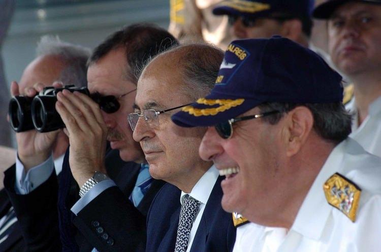 <p>Efes 2007 Denizkurdu Tatbikatı Ege Denizi'nde yapıldı. Cumhurbaşkanı Ahmet Necdet Sezer ve Başbakan Recep Tayyip Erdoğan, cumhurbaşkanını halkın seçmesini öngören Anayasa paketiyle ilgili sürenin dolduğu gün tatbikatta bir araya geldi.</p>

<p>24 Mayıs 2007</p>

<p> </p>

