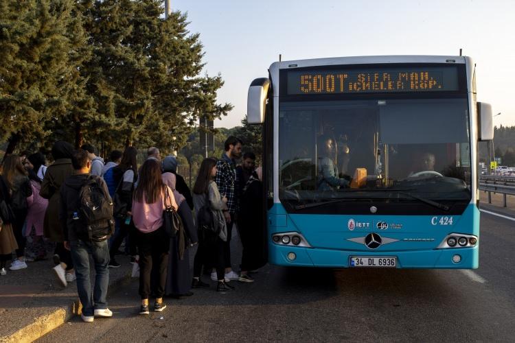 <p>Birbirinden farklı hikayelerin yaşandığı 500T'de sevdiğine evlilik teklifinde bulunan da, otobüste yakınını unutan da var. Hatta yolculuğu sırasında geçen sürede buluşa imza atan vatandaşlar bile bulunuyor. Daha önce 500T'yi tercih eden bir vatandaş, 3 saatlik yolculukta susayınca toplu taşıma araçlarına "su otomatı" konulması fikrini geliştirmiş, projenin patentini almıştı.</p>
