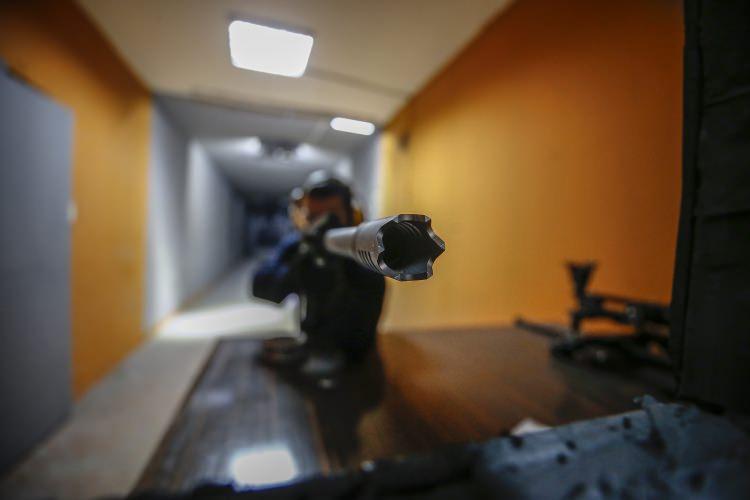 <p>Antalya'da açtığımız silah fabrikasında 13 yıldır üretim yapıyoruz. Fabrikada yivli, yivsiz tüfekler 9, 5.56, 7.62 kalibre ile aynı zamanda 12 kalibre pompalı tüfek ve yivsiz tüfek üretiyoruz." dedi.</p>
