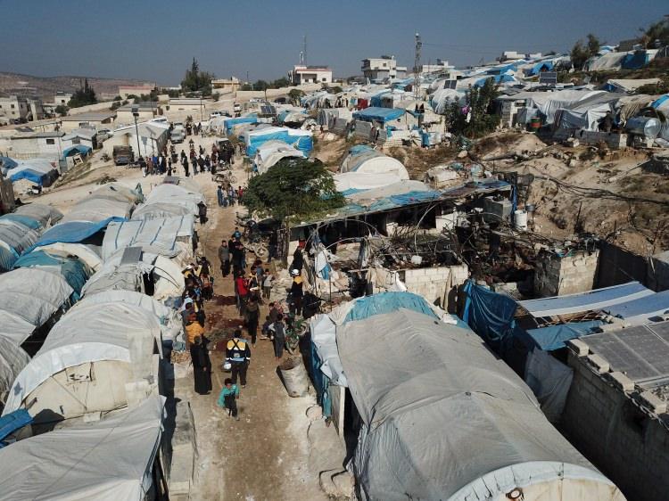 <p>Akşam saatlerinde birden fazla patlama sesi duyulduğunu söyleyen Zidan, "Büyük patlamadan sonra farklı patlama seslerin duyuldu. Yangınlar çıktı. Çok sayıda şehit ve yaralı vardı. İnsanlar panikten farklı kamplara kaçtı. Diğerleri de zeytin arazilerine sığındı." dedi.</p>

<p> </p>
