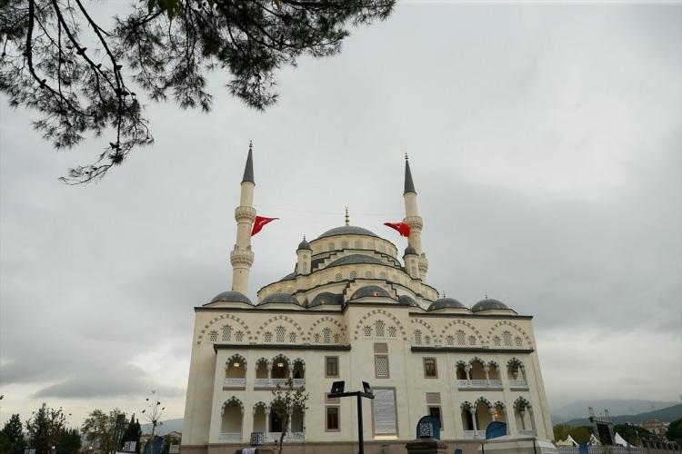 <p>Öte yandan, herkesin huzur içinde ibadetini yapabileceği şekilde tasarlanan Bilal Saygılı Camii’nde, minare kürsülerinin içerisindeki asansörler ve rampalı yollarla engellilere ve yaşlılara kolay ulaşım imkanı sağlandı. </p>
