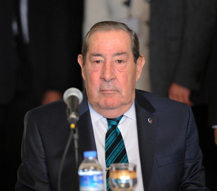 <p>Gazetecilerin beklediği ön kapı yerine arka kapıdan giriş yapan Büyükanıt, saat tam 11:00'de Komisyon'un karşısına çıktı.</p>
<p>8 Kasım 2012</p>
<p> </p>