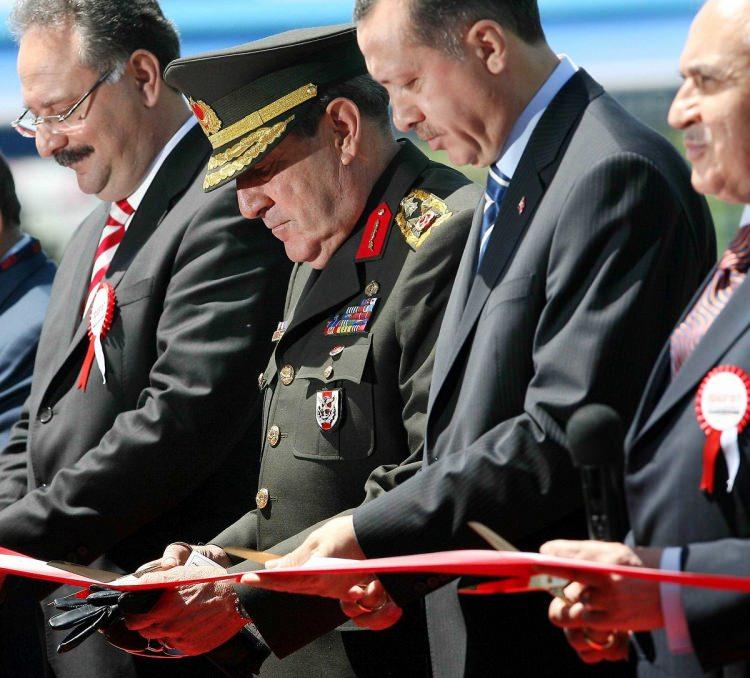 <p>IDEF 2007 8. Uluslararası Savunma Sanayi Fuarı Ankara'da açıldı.</p>

<p>22 Mayıs 2007</p>
