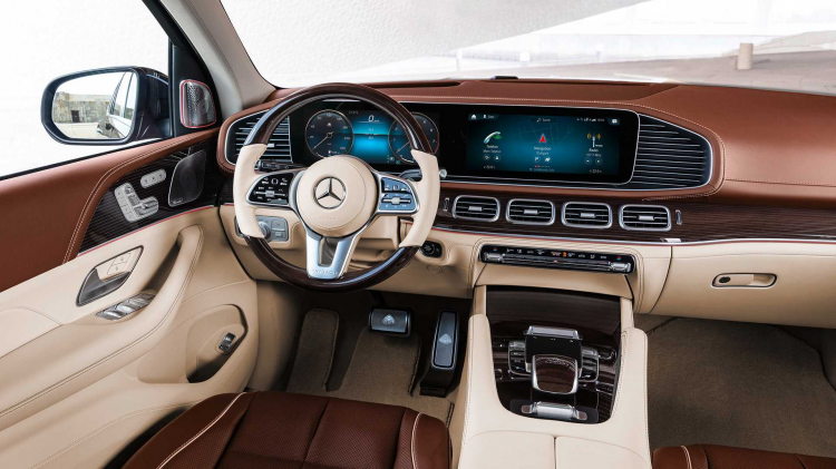 <p>Mercedes-Maybach GLS'in gücü ise AMG üretimi çift turbolu 4.0 litrelik V8 motordan geliyor. Bu motor bu araçta 558 beygir güç ile 729 Nm tork üretiyor. EQ Boost adlı destek sistemi ise ihtiyaç durumunda 21 beygir güç ile 249 Nm tork daha sağlıyor. </p>
