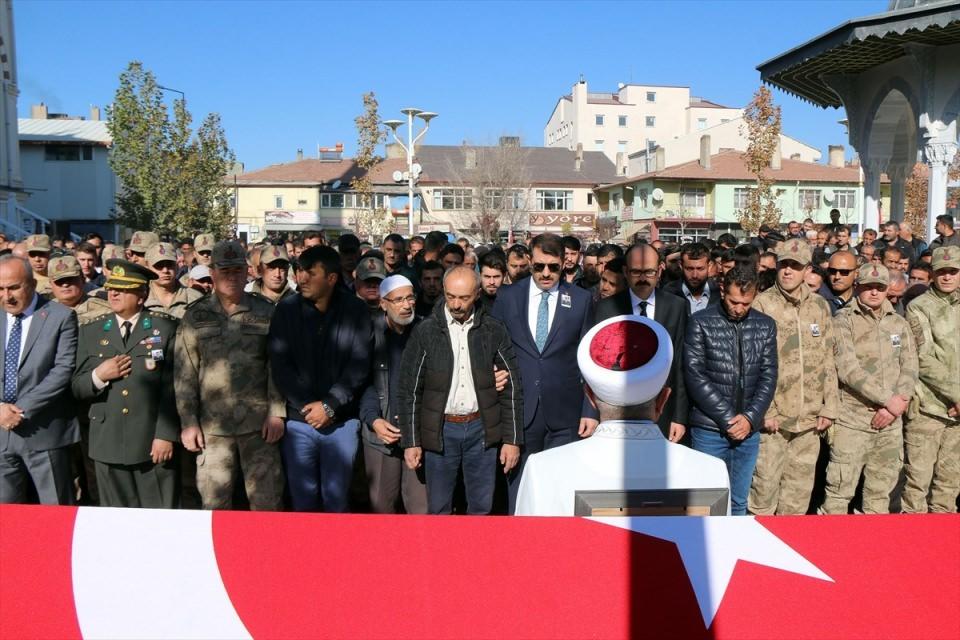 <p>Sürücüsünün ismi öğrenilemeyen 42 ABY 442 plakalı tır, Sivas-Kayseri kara yolu Sarıoğlan ilçesi yakınlarında yol kenarında park halindeki Murat Savucu'nun kullandığı 38 BH 943 plakalı otomobile arkadan çarpmış, kazada sürücü ile otomobilde bulunan Gizem Savucu (17) ile Nazile (41) ve Hayrünnisa Caymaz (12) yaralanmıştı. Kayseri Şehir Hastanesi'ne kaldırılan yaralılardan Murat Savucu, yapılan müdahaleye rağmen kurtarılamamıştı.</p>

<p> </p>
