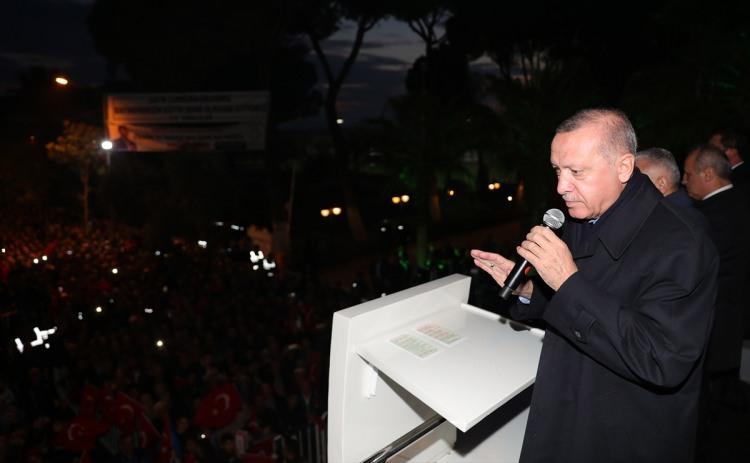 <p>Türkiye Cumhurbaşkanı Recep Tayyip Erdoğan, İzmir'in Bayındır İlçesi'nde vatandaşlara hitap etti.</p>
