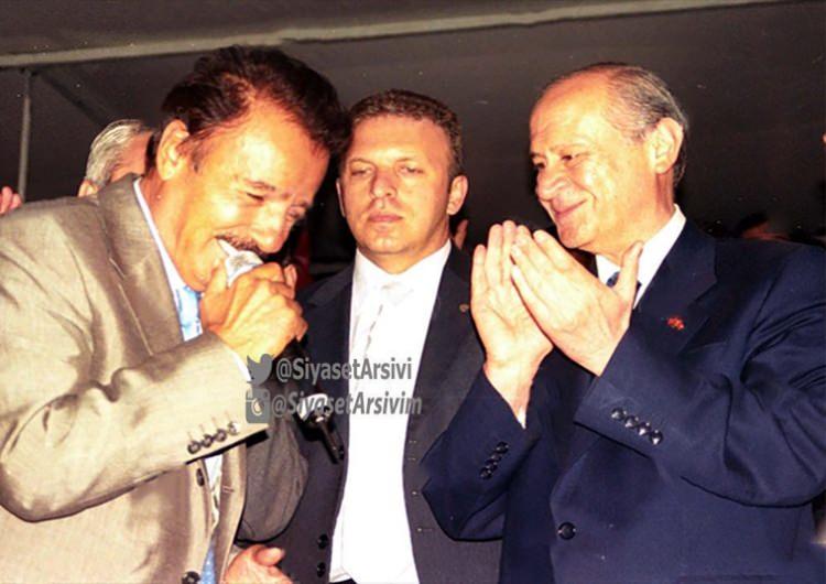 <p>Devlet Bahçeli, arabasında sürekli dinlediği ve hayranı olduğu Ferdi Tayfur'u dinlerken - 2003</p>

<p> </p>
