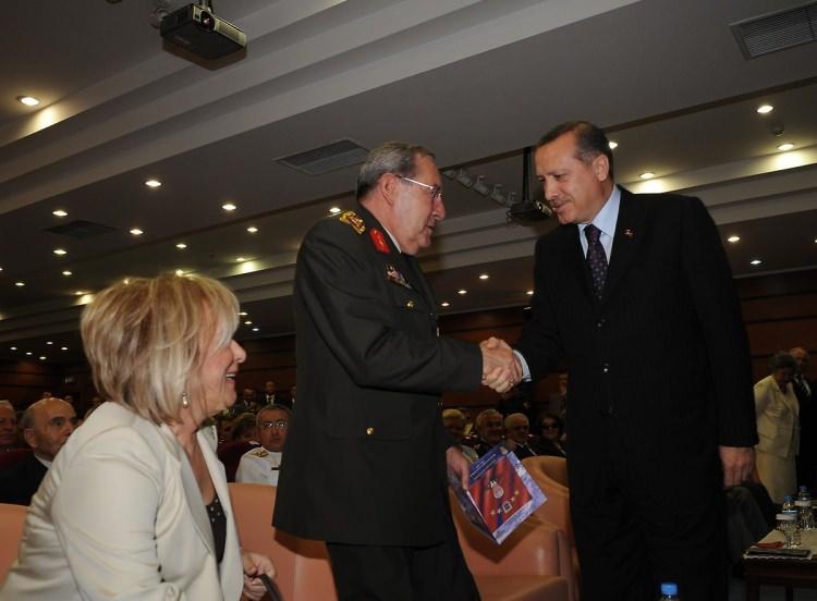 <p>Başbakan Recep Tayyip Erdoğan ve Genelkurmay Başkanı Orgeneral Yaşar Büyükanıt, Jandarma Genel Komutanlığı Devir Teslim Törenine katıldı.</p>
<p>26 Ağustos 2008</p>