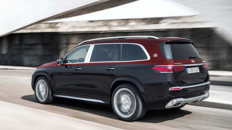 <p>Aks mesafesi artmayınca, arka yolcular için hacmi artırmanın yolunu Maybach, 3.sıra koltukları iptal etmekte bulmuş. Bu sayede arka yolcuların 1.103 mm'lik yani oldukça fazla bir diz mesafesine sahip olmaları sağlanmış. </p>