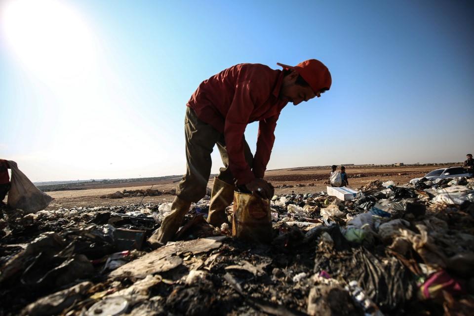 <p> Çöplükte poşet, plastik, bakır ve alüminyum parçalarını topladığını anlatan Esmer, günlük 700 (7 TL) ila bin Suriye lirası kazandığını söyledi.</p>
<p> </p>