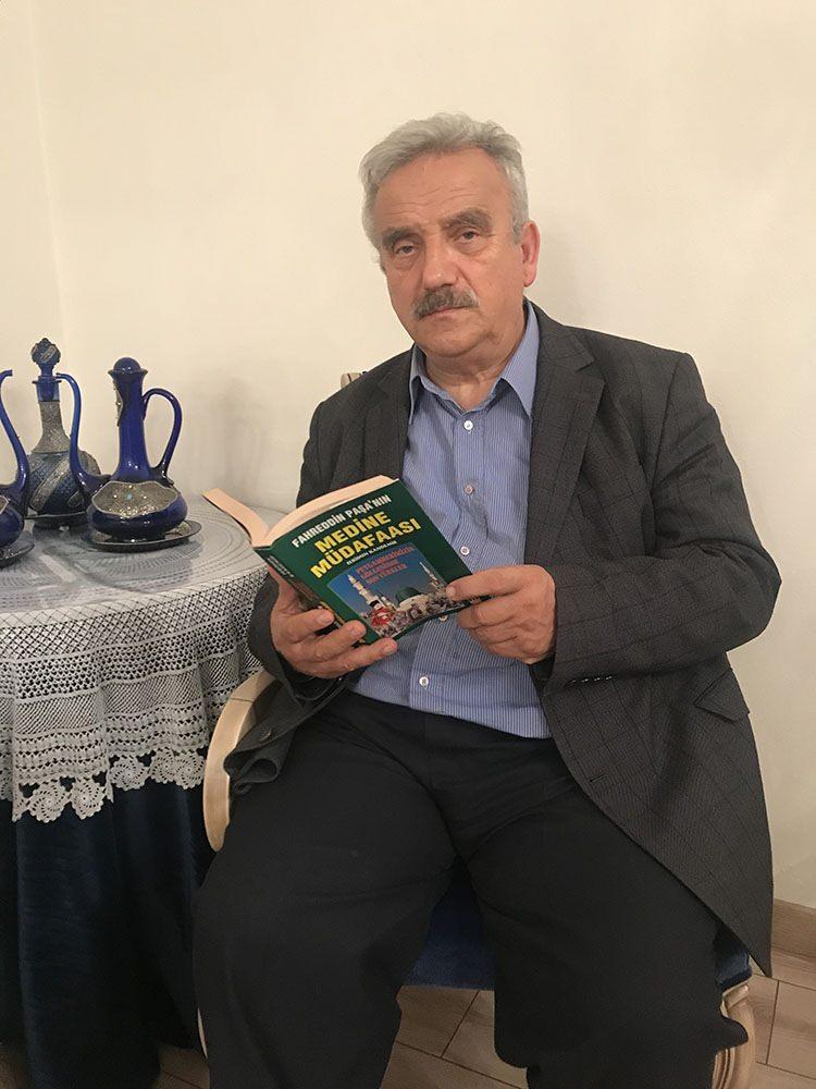 <p><strong>Prof. Dr. İpşirli, Fahreddin Paşa'nın İngilizlerin desteği ile ayaklanan Şerif Hüseyin'in ordusuna karşı kutsal toprakları savunurken çok büyük zorluklarla karşılaştığını vurgulayarak, şöyle konuştu: </strong></p>

<p>"Düşman amansız bastırıyordu. İngilizler, Şerif Hüseyin'i halifelik vereceklerini söyleyerek kışkırtıyordu. İlk kez Müslüman bir devlet, Gayrimüslüm bir devlet ile anlaşarak, Osmanlı'ya savaş açtı. Bu kışkırtmada en etkili isimlerden biri de İngiliz casus Lawrence oldu. Fahreddin Paşa, yaklaşık 3 yıl boyunca destansı bir mücadeleyle düşmana karşı koydu. Hastalık, açlık, gibi çeşitli zorluklarla karşılaştı. </p>
