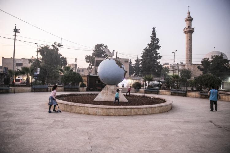 <p>Afrin’e bağlı Cinderes bölgesindeki Muhammediye Çadır Kampı’na inşa edilen Mülteci Sağlığı Kliniği’nde ise günlük 100 hastaya bakacak şekilde doktor, hemşire ve ebe olmak üzere 10 personel görev yapıyor. </p>