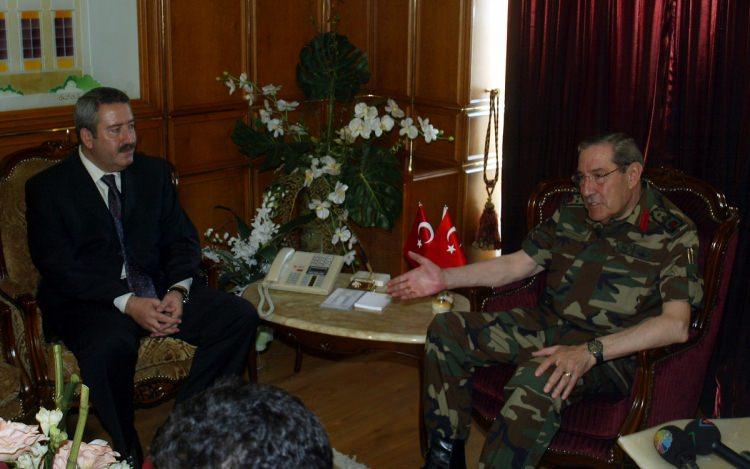 <p>Denizkurdu tatbikatı için İzmir'e gelen Genelkurmay Başkanı Orgeneral Yaşar Büyükanıt ve kuvvet komutanları, İzmir Valisi Cahit Kıraç'ı makamında ziyaret etti.</p>

<p>24 Mayıs 2007</p>
